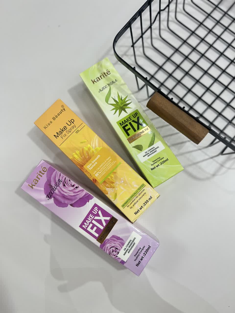 اسپری فیکس آرایش کاریته و کیس بیوتی 220 میل | تثبیت‌کننده میکاپ، آبرسان، حاوی آلوئه‌ورا و گل رز