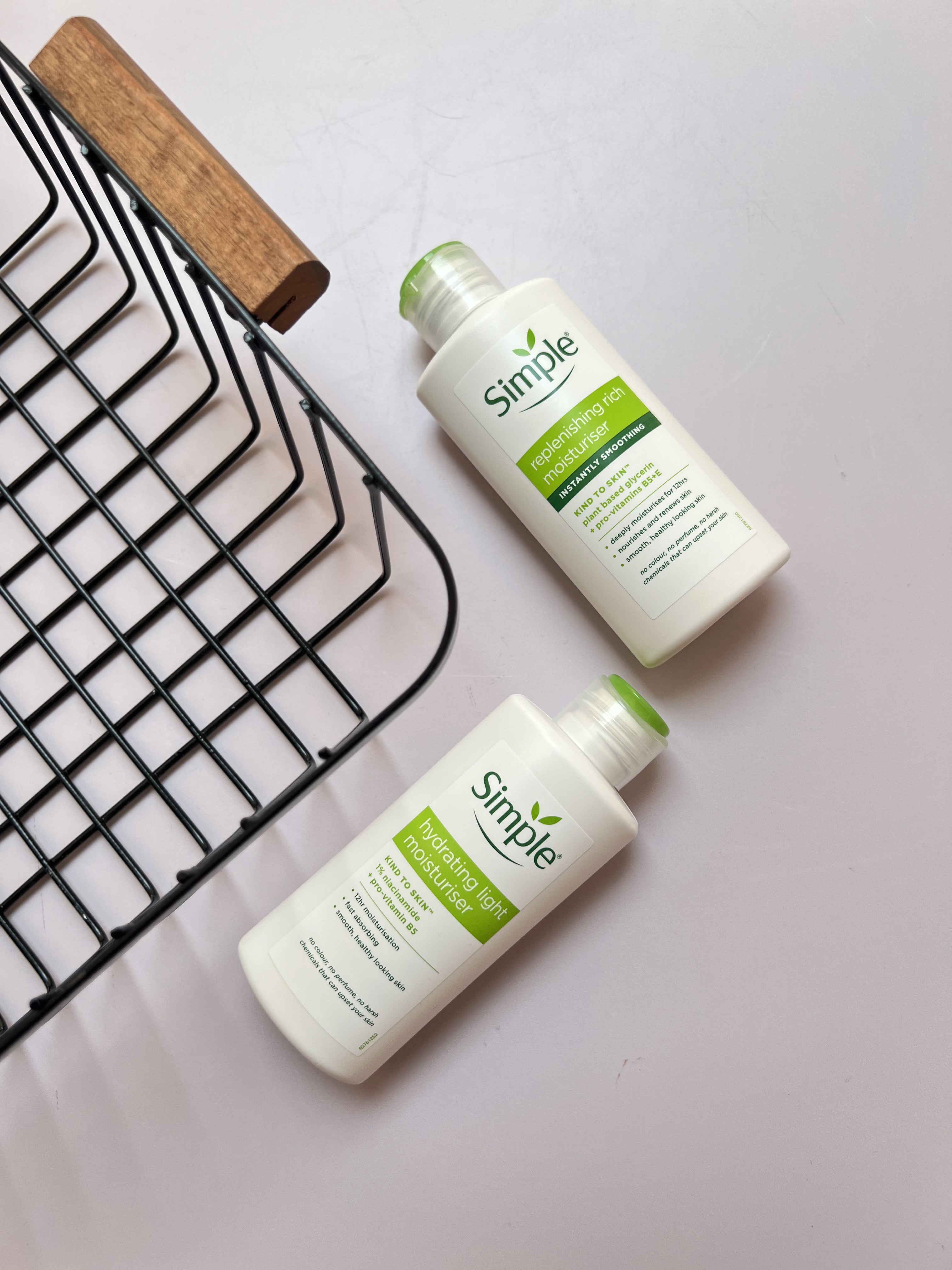 آبرسان و مرطوب کننده سیمپل Simple Hydrating Moisturizer در دو مدل لایت (Light) و ریچ (Rich) حجم 125 میل