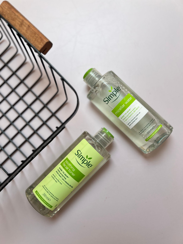 میسلار واتر سیمپل مدل Micellar Cleansing Water پاککننده آرایش مناسب انواع پوست بدون عطر و الکل حجم ۲۰۰ میل