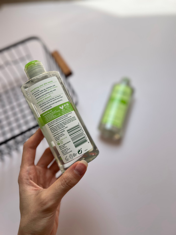میسلار واتر سیمپل مدل Micellar Cleansing Water پاککننده آرایش مناسب انواع پوست بدون عطر و الکل حجم ۲۰۰ میل