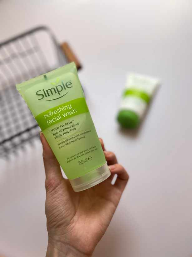 ژل شستشوی رفرشینگ سیمپل simple مدلRefreshing Facial Wash مناسب پوست های نرمال تا مختلف حجم ۱۵۰ میل