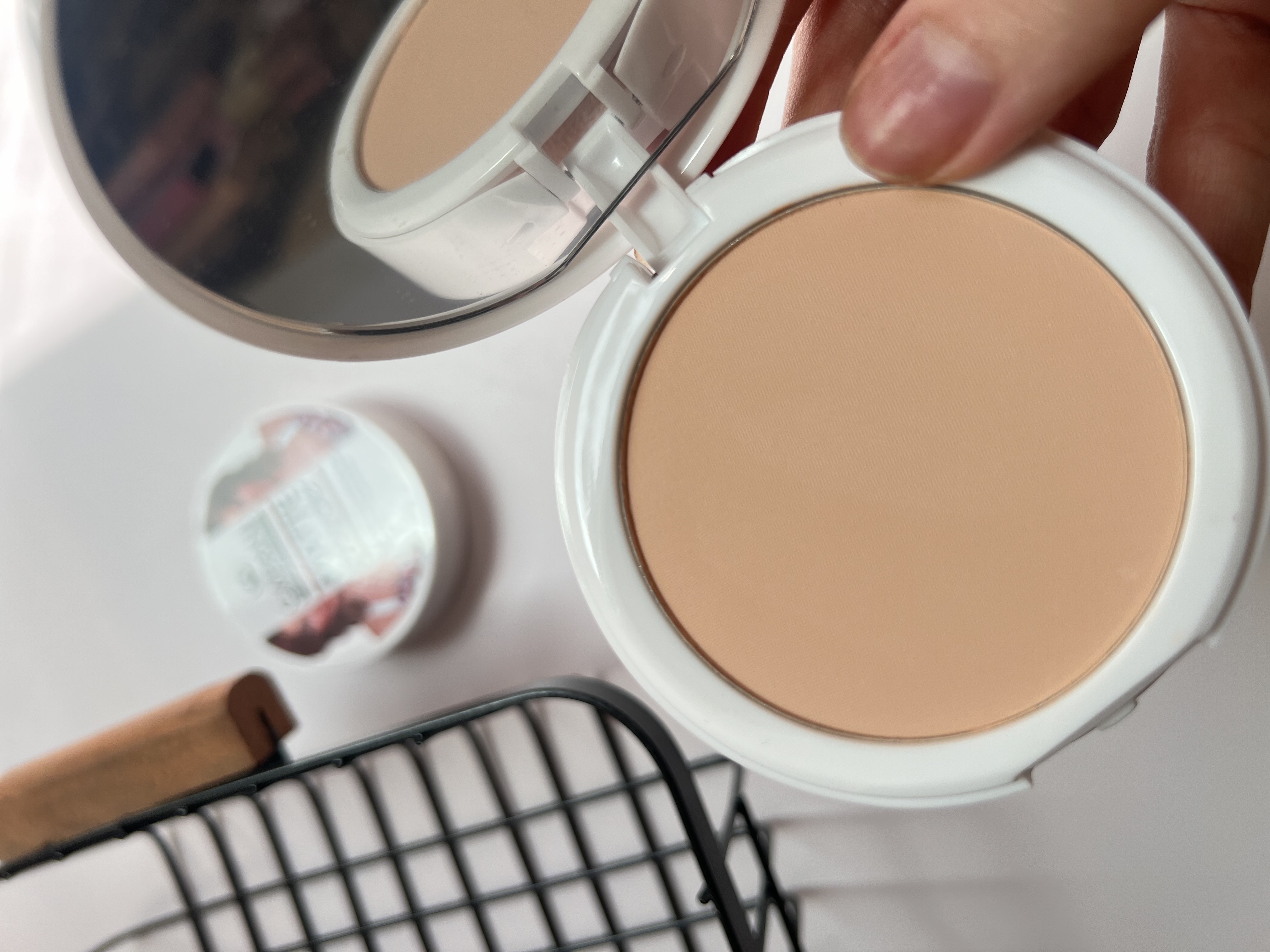 بی بی پنکک گابرینی (Gabrini BB Matte Powder) | پوشش مات و طبیعی با پد مخصوص