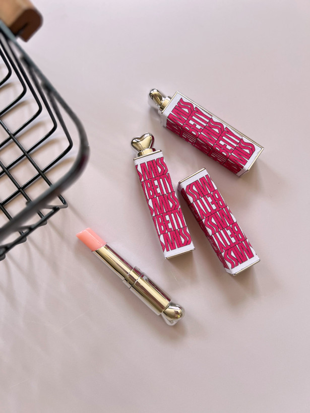 بالم لب حرارتی طرح دیور|صورتی کننده و آبرسان با رایحه توت فرنگی